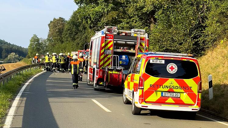 Schwerer Verkehrsunfall auf der Bundesstraße B22 bei Busbach mit zwei Schwerstverletzten