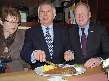 Ingo Friedrich (Mitte) ließ sich den Fisch schmecken. Bezirksrätin Elke Protzmann und Bundestagsabgeordneter Hans Michelbach schauten zu.Fotos: Oliver Schmidt