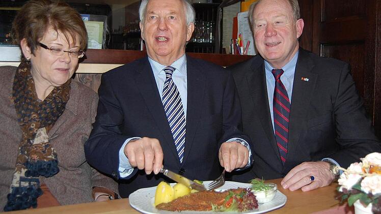 Ingo Friedrich (Mitte) ließ sich den Fisch schmecken. Bezirksrätin Elke Protzmann und Bundestagsabgeordneter Hans Michelbach schauten zu.Fotos: Oliver Schmidt