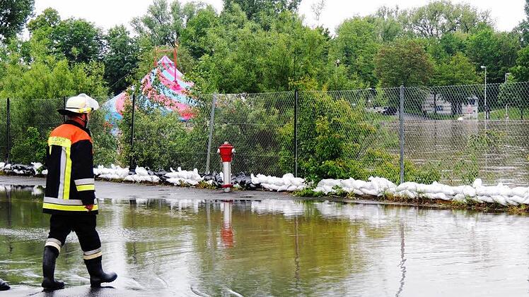 Die Feuerwehr im Dauereinsatz. Foto: Dieter Gropp