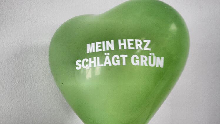 Einen grünen Ballon verschenken die Grünen. Ob das Material biologischs abbaubar ist, konnten die Partei nicht beantworten.