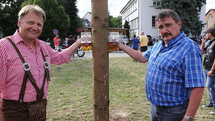 Gemeinderat Robert Linz (l.) und Zweiter Bürgermeister Sebastian Schwarzmann haben ihre ganz eigene Messmethode.