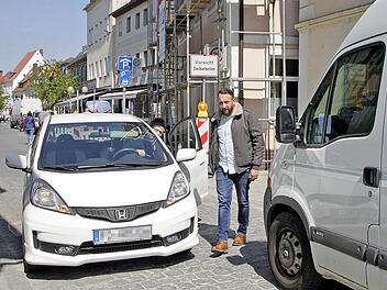 Die alte Dame in ihrem Kleinwagen weiß nicht mehr vor noch zurück beim Begegnungsverkehr in der Engstelle zwischen Hornschuchallee und Marktplatz. Nur mit Hilfe eines Passanten (Mitte) gelingt es ihr an dem Lieferwagen vorbei zu rangieren.  Fotos. Andreas Oswald