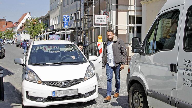 Die alte Dame in ihrem Kleinwagen weiß nicht mehr vor noch zurück beim Begegnungsverkehr in der Engstelle zwischen Hornschuchallee und Marktplatz. Nur mit Hilfe eines Passanten (Mitte) gelingt es ihr an dem Lieferwagen vorbei zu rangieren.  Fotos. Andreas Oswald