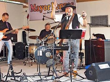 Die Band Mayor Lenzes mit Hans Will, Xaver Tremel, Dieter Burkhardt, Peter Lachner und Heiner Schulze (von links) bescherte den Open-Air-Besuchern in Schney einen stimmungsvollen Abend. Foto: Alfred Thieret