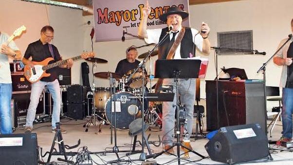 Die Band Mayor Lenzes mit Hans Will, Xaver Tremel, Dieter Burkhardt, Peter Lachner und Heiner Schulze (von links) bescherte den Open-Air-Besuchern in Schney einen stimmungsvollen Abend. Foto: Alfred Thieret