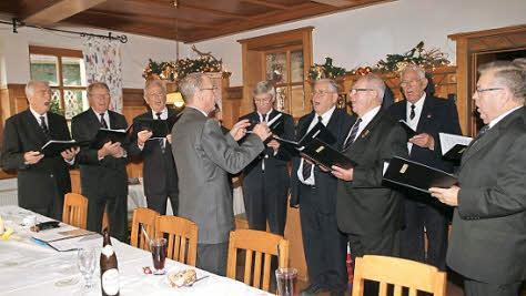 Der "Kufi-Chor Eltmann" mit seinem Dirigenten Adrian G. Micsa erfreute die Runde mit Weihnachtsliedern.