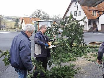 Zerlegt und abtransportiert wurde der Weihnachtsbaum.  Foto: Gerd Schaar