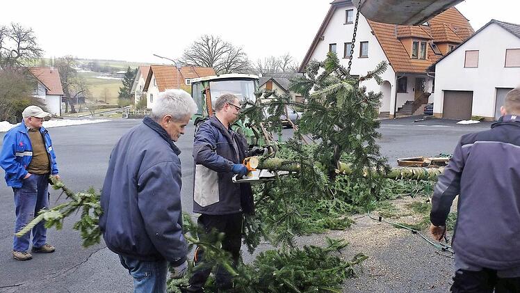 Zerlegt und abtransportiert wurde der Weihnachtsbaum.  Foto: Gerd Schaar