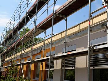 Der Verwaltungstrakt bekommt ein schwebendes Obergeschoss. Foto: Richard Sänger