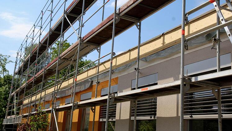 Der Verwaltungstrakt bekommt ein schwebendes Obergeschoss. Foto: Richard Sänger