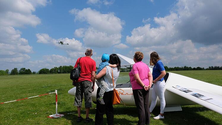 Beim Familienfest auf dem Flugplatz "Hohe Land" wagte so mancher Gast einen Rundflug über Hammelburg und das Saaletal. Foto: Gerd Schaar