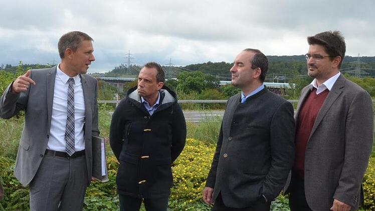 Vor den gebündelten Trassen (von links): Marco Steiner, Thorsten Glauber; Hubert Aiwanger und Christian Gunsenheimer.
