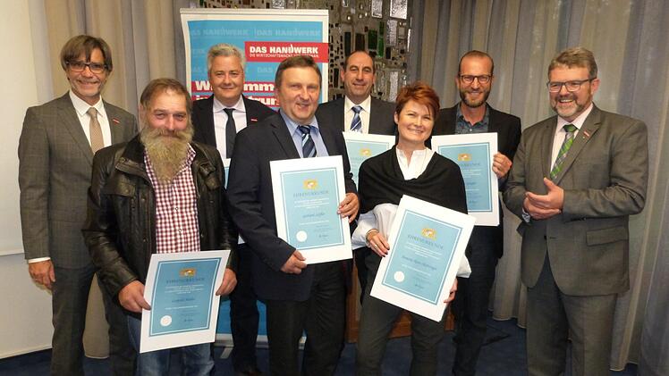 Die weiteren oberfränkischen Handwerksmeister und Ausbilder, die geehrt wurden. Von links Hauptgeschäftsführer Thomas Koller, Leopold Meder, Matthias Graßmann, Gerhard Löffler, Wolfgang Dotterweich, Annette Kurz-Mähringer, Stephan Gaugler und Präsident Thomas Zimmer. Werner Reißaus
