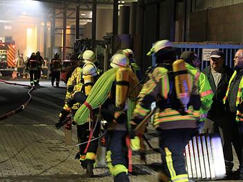 Ein Maschinenbrand in einem Fabrikgebäude in Forchheim hat am vergangenen Mittwochabend (21.03.2018) einen Großeinsatz von Feuerwehr und Rettungskräften ausgelöst. Foto: NEWS5 / Merzbach