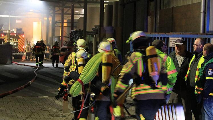 Ein Maschinenbrand in einem Fabrikgebäude in Forchheim hat am vergangenen Mittwochabend (21.03.2018) einen Großeinsatz von Feuerwehr und Rettungskräften ausgelöst. Foto: NEWS5 / Merzbach