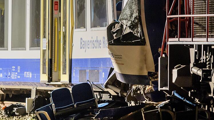 Zugsitze liegen neben einem verunfallten Regionalzug an der Unfallstelle zweier kollidierte Züge an einem Gleis nahe dem Bahnhof von Aichach. Wenige Stunden nach dem Vorfall nimmt die Polizei den Fahrdienstleiter fest. Foto: Matthias Balk/dpa