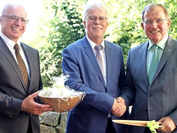 Schulleiter Oliver Dünisch (links) und Verbandsvorsitzender Bezirkstagspräsident Erwin Dotzel (rechts) bei der Verabschiedung von Geschäftsleiter Rainer Klingert Foto: Günther Geiling