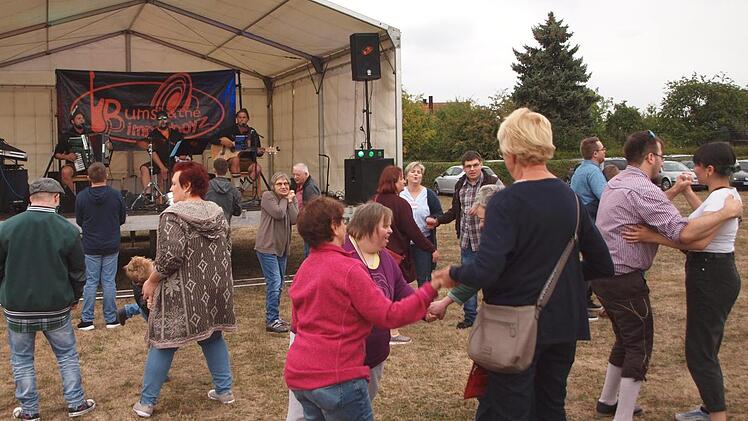 Zur fetzigen Musik des Open-Air-Konzerts beim Tag der offenen Tür im Wohnheim St. Elisabeth wurde eifrig getanzt.  Fotos: Alfred Thieret