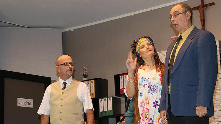 Landrat Holger Sempert (rechts) ist entsetzt, als seine frühere Freundin  aus Hippie-Zeiten, Tamara Bloomberg (Mitte) plötzlich auftaucht. Links der  Oerlenbach Bürgermeister Thomas Saal. Foto: Dieter Britz