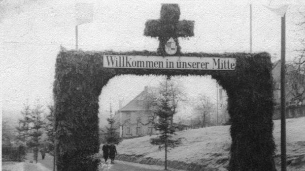 Mit einem eigens gebauten "Triumphbogen" begrüßten die Häusler 1948 "ihren Bischof" Julius Döpfner. Repro: Bernd Czelustek