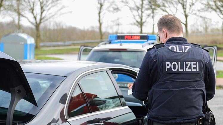 Bei der Kontrolle eines gestohlenen Wagens nahe Waldaschaff auf der A3 fand die Polizei nicht nur Heroin, sondern auch andere verbotene Gegenstände.Symbolfoto: benjaminnolte/Adobe Stock