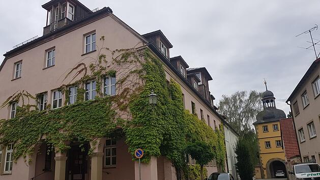 Das alte Amtsgericht in Ha&szlig;furt ist Sitz des Gesundheitsamts Ha&szlig;berge. Noch gibt es hier kein Raumproblem - aber der Personalstamm w&auml;chst.