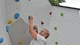 Stellvertretende Landrätin Rosi Kraus an der Kletterwand
