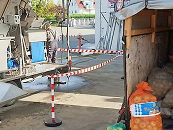 Die kurzen Wege von der Anlieferung des Obstes zur automatisierten Fördertechnik der mobilen Obstpresse sprechen für die neue kundenfreundliche Anlage.