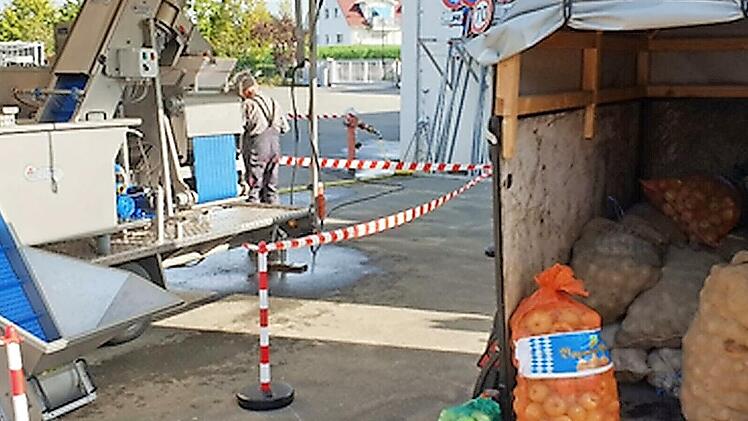 Die kurzen Wege von der Anlieferung des Obstes zur automatisierten Fördertechnik der mobilen Obstpresse sprechen für die neue kundenfreundliche Anlage.