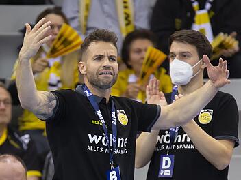 Brian Ankersen verstand zwischenzeitlich die Handball-Welt nicht mehr. Der neue Trainer des HSC Coburg gestikulierte wild an der Seitenlinie, musste mit zunehmender Spieldauer die Überlegenheit des ASV Hamm-Westfalen allerdings neidlos zur Kenntnis nehmen.