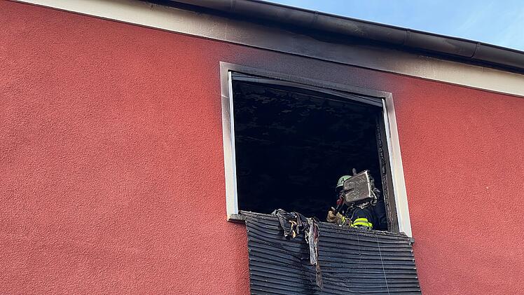 Brand in Einfamilienhaus: Ein Zimmer komplett ausgebrannt