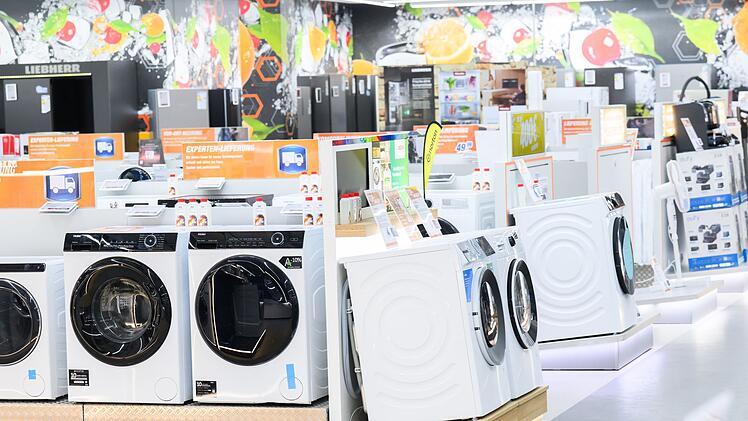 Waschmaschinen in einem Elektronikmarkt