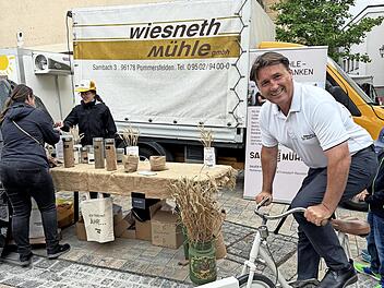 Auch Pommersfeldens B&uuml;rgermeister Gerd Dallner hatte seinen Spa&szlig; auf dem Markt.