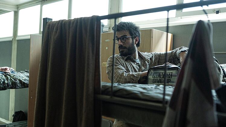Giovanni (Gianmarco Saurino), Mitarbeiter der italienischen Botschaft in Kabul, w&uuml;rde Afghanistan gerne schnell verlassen. Doch er erh&auml;lt den Befehl zu bleiben und wird zum obersten Diplomaten ernannt.