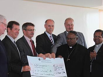 Rund 4000 Euro kostet ein Zimmer im geplanten Krankenhaus. 2000 Euro überreichten von links: Ulrich Berger (Rotarier), Herbert Fiederling, Georg Leisgang (Rotarier), Adolf Wedel (Firma Martin Bauer) und Bürgermeister Gerald Brehm (JL) an  Bischof Remigius und Pfarrer Jeremias.