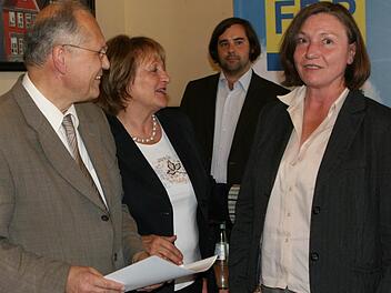 Eine Ehrung am Rande und mit Glückwünschen von der Ministerin: Ulrich Herbert dankte Elfi Aumann für ihre 25-jährige Mitgliedschaft bei der FDP. Es gratulierten Sabine Leutheusser-Schnarrenberger und ihr Bundestagskollege Sebastian Körber (hinten). Foto: Christiane Lehmann
