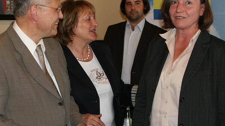 Eine Ehrung am Rande und mit Glückwünschen von der Ministerin: Ulrich Herbert dankte Elfi Aumann für ihre 25-jährige Mitgliedschaft bei der FDP. Es gratulierten Sabine Leutheusser-Schnarrenberger und ihr Bundestagskollege Sebastian Körber (hinten). Foto: Christiane Lehmann