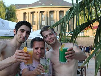 Nico, Marcel und Michael gehörten im vergangenen Jahr zu den Gästen am Stadtstrand, in diesem Jahr müssen sie sich noch gedulden: Frühestens zum 1. Mai eröffnet der neue Stadtstrand. Foto: Archiv/Benedikt Borst