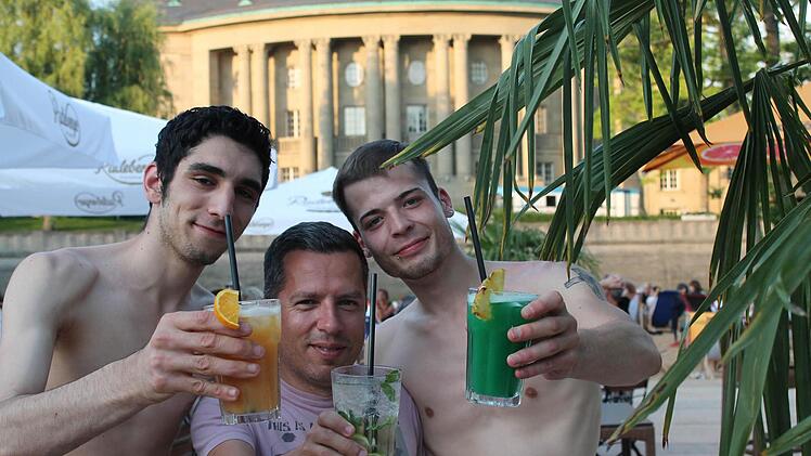 Nico, Marcel und Michael gehörten im vergangenen Jahr zu den Gästen am Stadtstrand, in diesem Jahr müssen sie sich noch gedulden: Frühestens zum 1. Mai eröffnet der neue Stadtstrand. Foto: Archiv/Benedikt Borst
