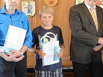 Auf diese erfolgreichen Sportler ist der Markt Pressig besonders stolz. Das Bild zeigt (von links): Hubert Ringlstetter, Niklas Jungkunz und Bürgermeister Hans Pietz. Foto: Karl-Heinz Hofmann