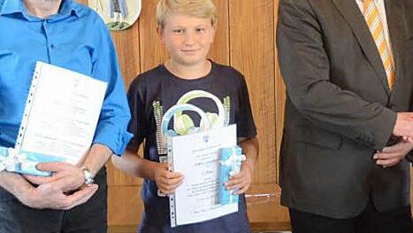 Auf diese erfolgreichen Sportler ist der Markt Pressig besonders stolz. Das Bild zeigt (von links): Hubert Ringlstetter, Niklas Jungkunz und Bürgermeister Hans Pietz. Foto: Karl-Heinz Hofmann