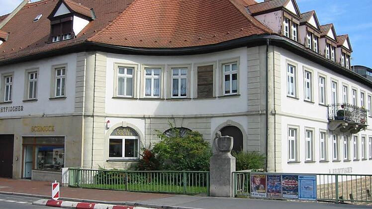 Das Archivbild zeigt den früheren Standort des Gedenksteins auf der alten Brücke vor dem "Hechtfischerhaus". Foto: Ronald Rinklef