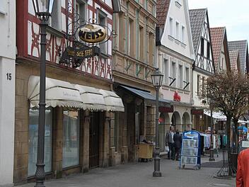 Der Weltladen zieht vom Hirschgässchen in die frühere Filiale der Metzgerei Weiß (links) in der Langgasse um. Fotos: Alexander Hartmann