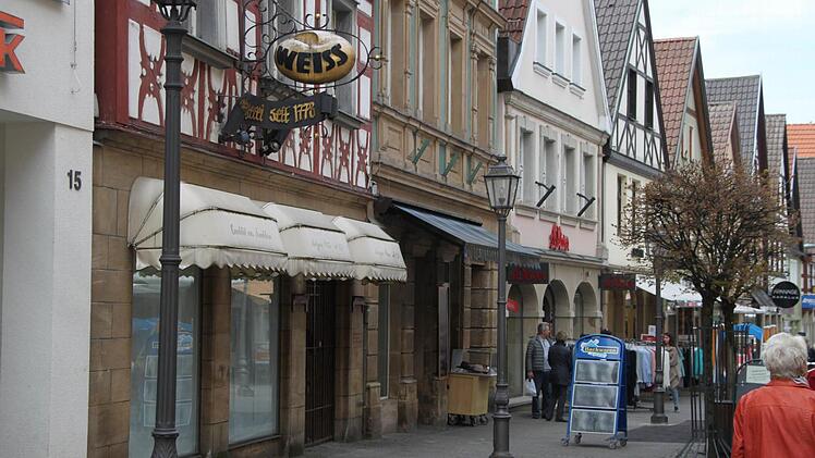 Der Weltladen zieht vom Hirschgässchen in die frühere Filiale der Metzgerei Weiß (links) in der Langgasse um. Fotos: Alexander Hartmann