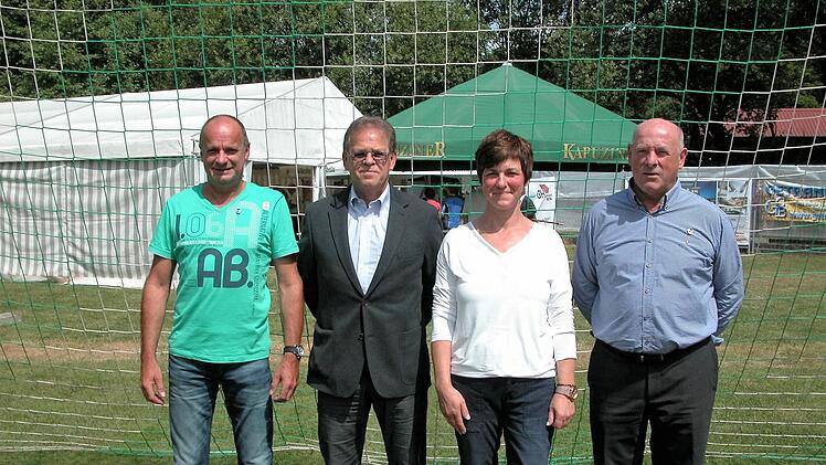 Die Verbandsehrenmedaille in Silber ging an (von links) Bruno Kirchner, Robert Metz, Bettina Schönig und Oswald Metz. Foto: Ewald Kiesel