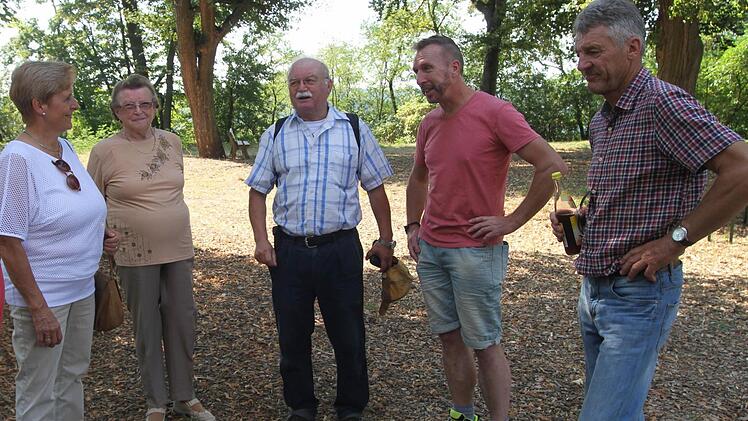 Erwin Weber (Dritter von links), aus dem Frankfurter Raum war schon oft in Eltmann, aber zum ersten Mal auf der Wallburg. Zweiter Arbeitskreis-Vorsitzender Rainer Reitz (Zweiter von rechts) gab den Gästen wertvolle Informationen.