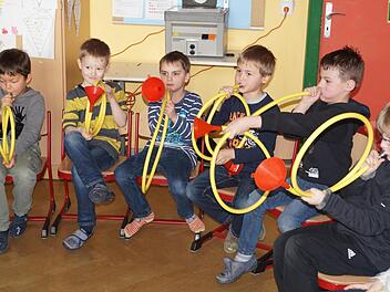 Spielerisch lernen die Grundschüler beim WIM-Projekt ("Wir musizieren") in Oerlenbach die Musik kennen.  Foto: Stefan Geiger