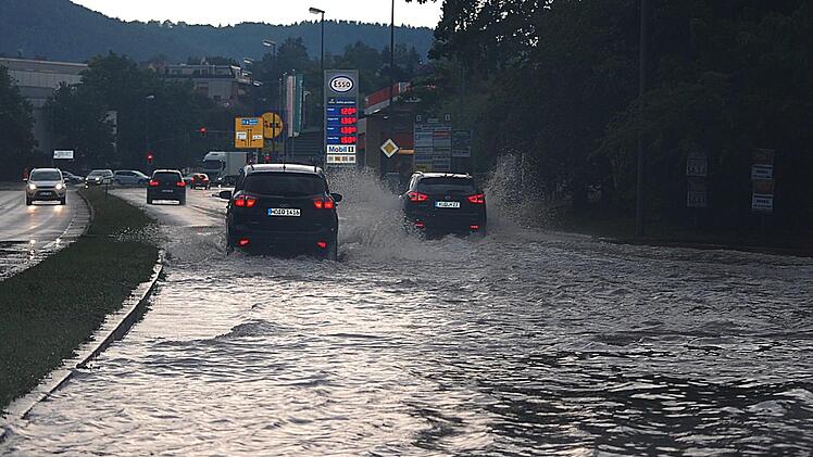 Am Kreuzstein stand die Straße in Fahrtrichtung Bayreuth unter Wasser. Foto: Karl-Heinz Weber