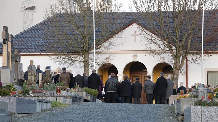 Schwierig zu begehen und zu befahren sind die geschotterten Wege auf dem Stadtsteinacher Friedhof. Darauf hat die Leitung des Altenheims die Stadt  Stadtsteinach aufmerksam gemacht. Mit Rollatoren und Rollstühlen bleibt man sehr leicht stecken.Klaus Klaschka